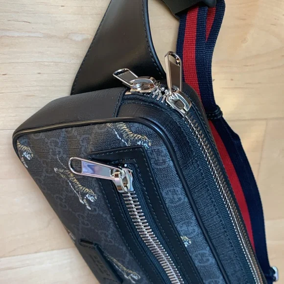 Gucci GG Supreme Tigers Gucci Belt Bag - Picture 4 of 4